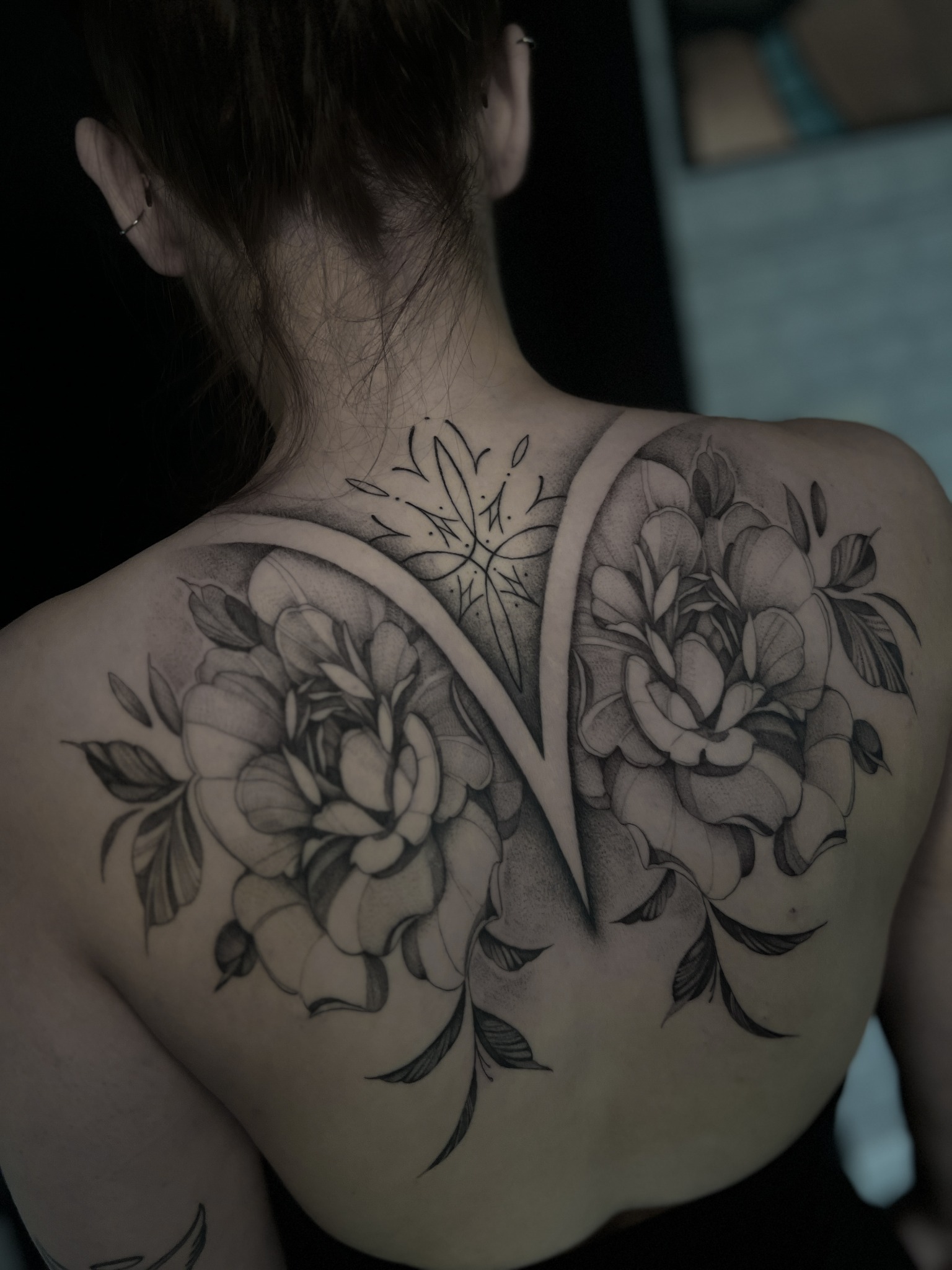 Großes Black & Grey Blumentattoo auf dem Rücken